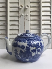 Small Vintage Blue WIllow Teapot