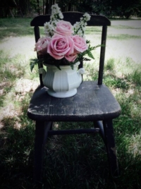 Child&#039;s Chair with Bouquet