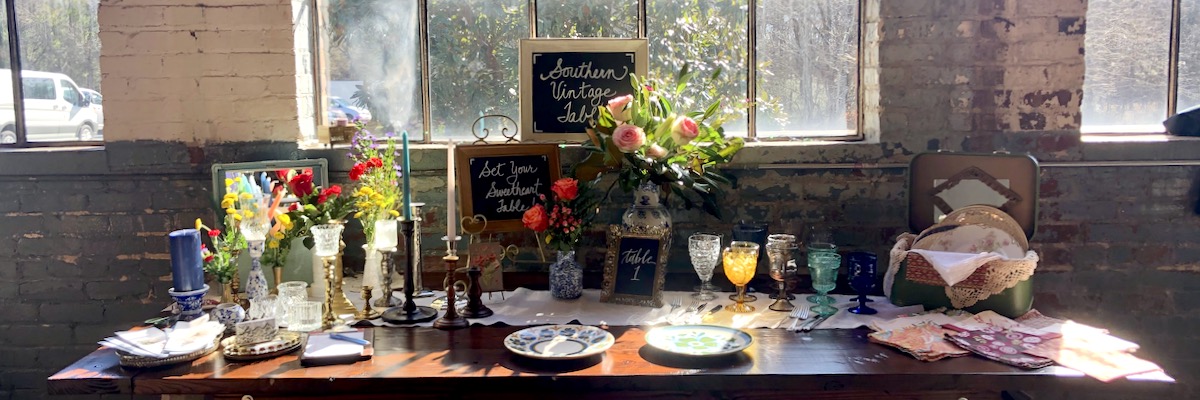 Southern Vintage Table Table Display