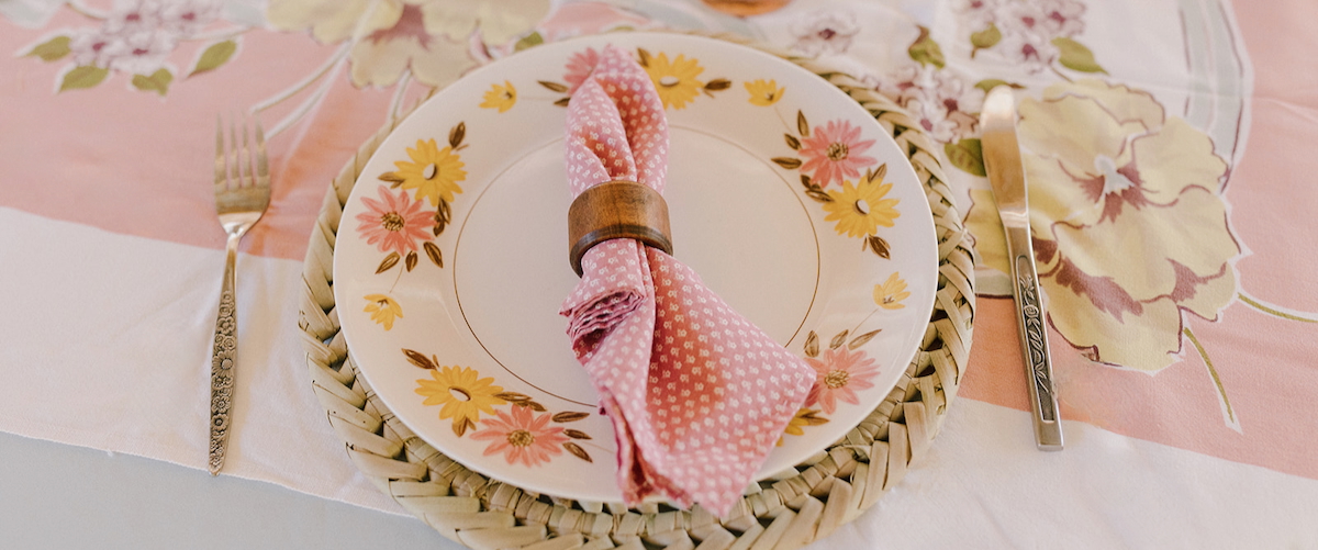 Woven placement with pink/yellow plate